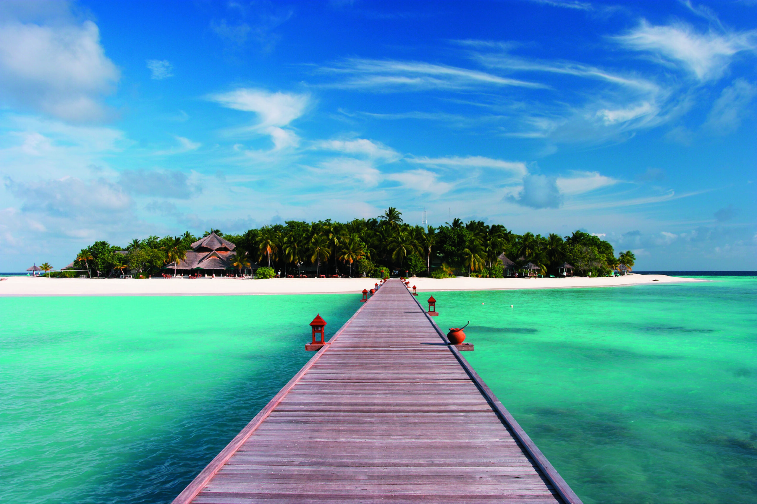 Malediveninsel Steg ins Meer weißer Sandstrand Palmen
