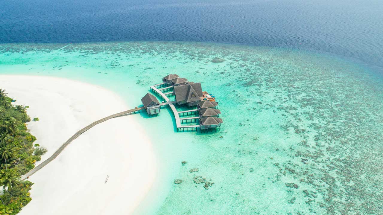 Malediven Urlaub weißer Strand mit Bungalows auf Stelzen