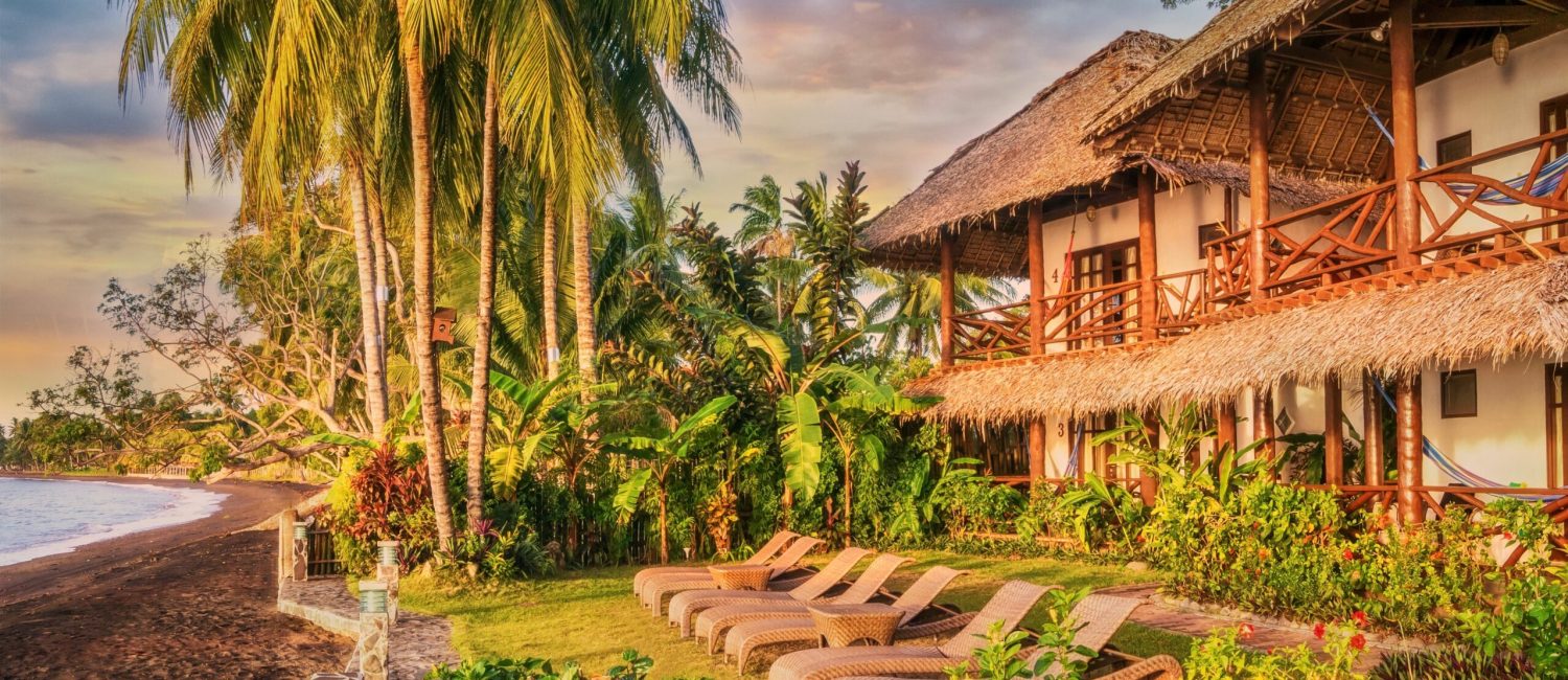 Бунгало пляж пальмы шезлонги Филиппины закат