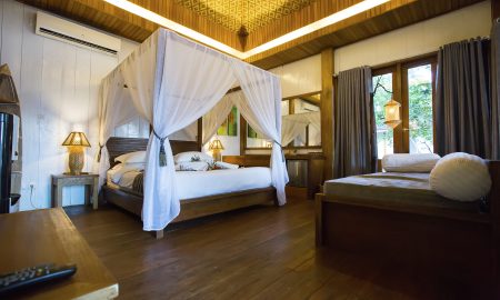 Dive Into Lembeh_Bungalow inside