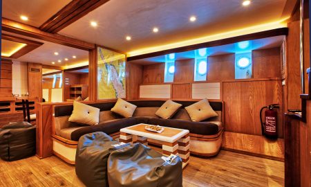 Golden Dolphin III_Salon