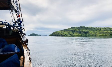 Blick von der Moana Liveaboard Komodo Nationalpark Indonesien