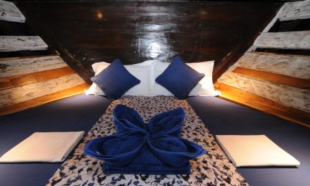 frisch gemachtes bett mit Handtuchfigur Tauchschiff Holz Indonesien