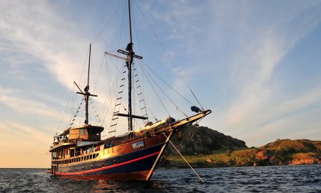 Tauchsafarischiff von außen Holz Sulawesi Moana Indonesien