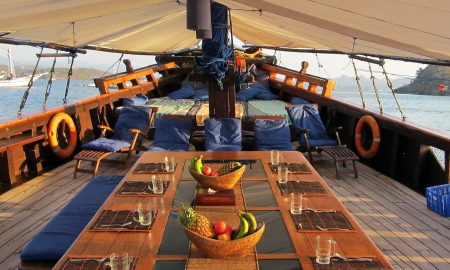 Deck Safarischiff Moana Indonesien mit gedecktem Tisch