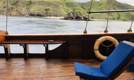 Oberdeck Liegestuhl Moana Holzschiff Tauchsafari