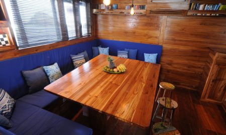 Unterdeck Lounge Moana Holzschiff Tauchsafari