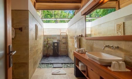 Siladen_Beach Family Villa_Bathroom